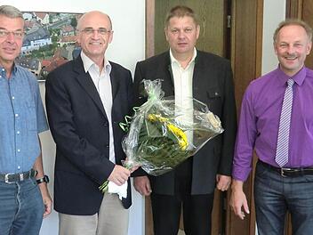 Sie wünschten ihrem Frontmann alles Gute für sein Vorhaben, Landrat zu werden. Die Maroldsweisacher CSU verabschiedete Wilhelm Schneider. Unser Bild zeigt (von links) Schriftführer Ludwig Biener, Bürgermeister Wilhelm Schneider, CSU-Ortsvorsitzenden Rupert Fichtner und den designierten Bürgermeisterkandidaten Harald Deringer. Foto: gsch