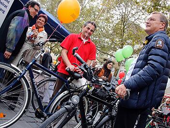 Oberbürgermeister Andreas Starke kurz vor dem Start der Aktion "Radeln gegen Rassismus". Foto: Matthias Hoch