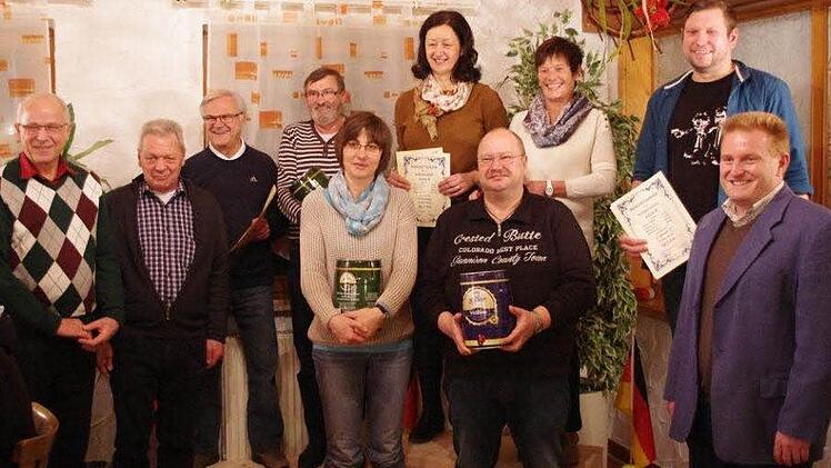 Die Gewinner des Hobbykegelturniers war die Mannschaft mit den Mittwochskeglern: (v. l.) Artur Schneider, Armin Frank, Manfred Konietschke, Peter Pfarr. Die "Freitagskegler" aus Thundorf mit (v. l.): Gerlinde Braun, Margit Stürmer, Ansgar Gessner, Gudrun Göbel und Christian Gabriel von den Fußballern 1 sowie Bürgermeister Matthias Klement. Fotos: Edgar Schneider
