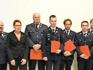 Kreisjugendwart Klaus Kippes, stellvertretende Landrätin Monika Horcher, Gerhard Schmitt, Marco Albert, Felix Geisel, Tobias Pfister, Michael Fell, 2. Bürgermeister Andreas Sandwall, sterllvertretende Jugendwartin Christina Gran und Kreisbrandinspektor Edwin Frey. Foto: Nicolas Thoma