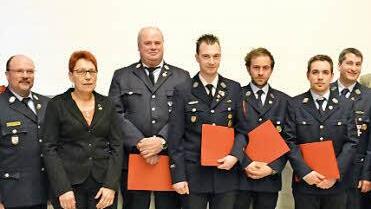 Kreisjugendwart Klaus Kippes, stellvertretende Landrätin Monika Horcher, Gerhard Schmitt, Marco Albert, Felix Geisel, Tobias Pfister, Michael Fell, 2. Bürgermeister Andreas Sandwall, sterllvertretende Jugendwartin Christina Gran und Kreisbrandinspektor Edwin Frey. Foto: Nicolas Thoma