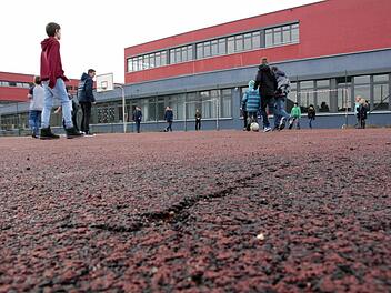 Der Hartplatz an der Grund- und Mittelschule Ebermannstadt hat eine Sanierung bitter nötig. Foto: Josef Hofbauer