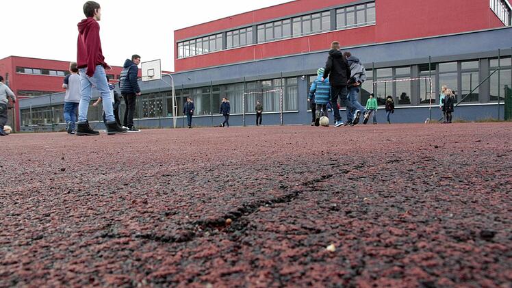 Der Hartplatz an der Grund- und Mittelschule Ebermannstadt hat eine Sanierung bitter nötig. Foto: Josef Hofbauer