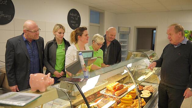 Achtung, Kundschaft: B&uuml;rgermeister WernerThomas (rechts) l&auml;sst sich vom Marktteam um Dieter Scherbel, Simone Svoboda, Heike Schmnidt, Sybille Lehmann und Wolfgang Vogt (von links) zeigen, was die K&uuml;hltheke im neuen Itzgrundmarkt schon alles zu bieten hat.Berthold K&ouml;hler
