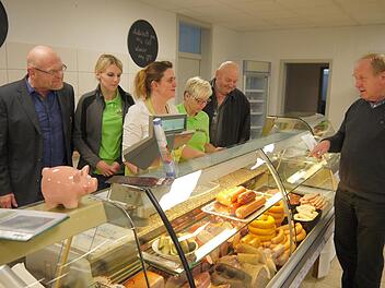 Achtung, Kundschaft: Bürgermeister WernerThomas (rechts) lässt sich vom Marktteam um Dieter Scherbel, Simone Svoboda, Heike Schmnidt, Sybille Lehmann und Wolfgang Vogt (von links) zeigen, was die Kühltheke im neuen Itzgrundmarkt schon alles zu bieten hat.Berthold Köhler