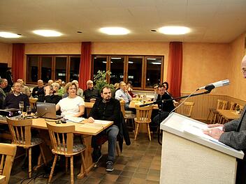 Bürgermeister Bernhard Seeberger bei seinem Bericht  Foto: Richard Sänger