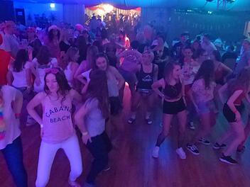 Die Bewegungen zum Partyhit "Macarena"haben bereits Generationen von Feierwütigen gelernt.Pauline Lindner