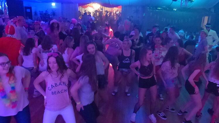 Die Bewegungen zum Partyhit "Macarena"haben bereits Generationen von Feierwütigen gelernt.Pauline Lindner