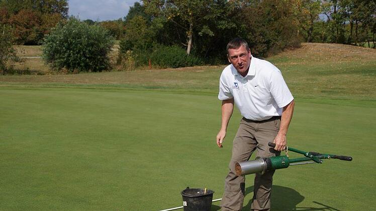 Frank Czarnietzki versetzt auf dem Platz in Maria Bildhausen das Loch auf dem neunten Grün. Er ist einer von 160 Greenkeepern, die nächstes Wochenende beim Ryder Cup - das größte Ereignis im Golfsport - in Paris dabei sein werden.Anton Then