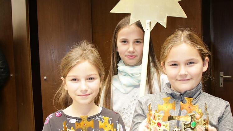 Jana (hinten), Lena (links) und Leni zeigen die wichtigsten Utensilien: Stern und Krone. Ralf Ruppert