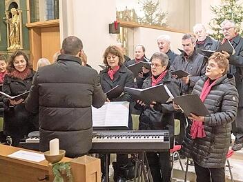Die Chorgemeinschaft sang weihnachtliche und tröstliche Weisen in deutscher und englischer Sprache. Foto: Heike Reinersmann