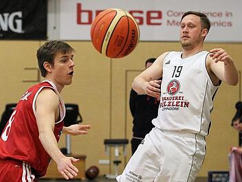 Alexander Zach (rechts) und die BG Litzendorf hatten gegen die spielstarken Regnitztal Baskets um  Heinrich Ueberall   wenig zu melden und unterlagen mit 54:80.sportpress