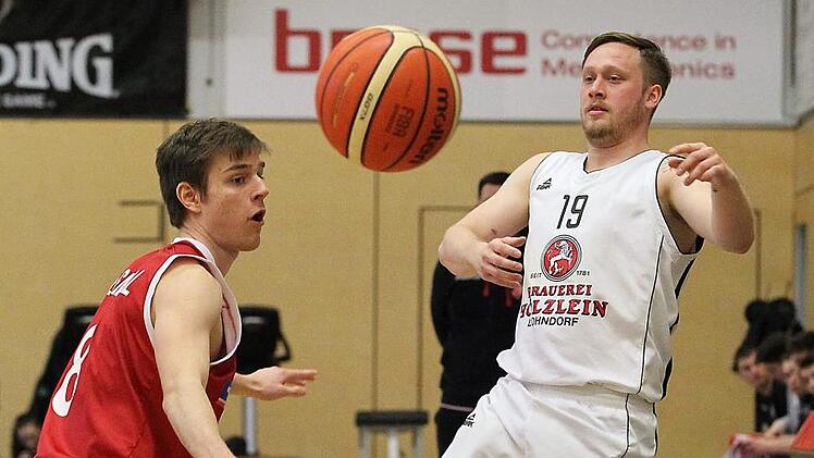 Alexander Zach (rechts) und die BG Litzendorf hatten gegen die spielstarken Regnitztal Baskets um  Heinrich Ueberall   wenig zu melden und unterlagen mit 54:80.sportpress