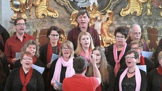 Rhythmus und Schwung brachte der Gospelchor "Gospel and more" aus Sand mit Martin Karl in die Kirche.
