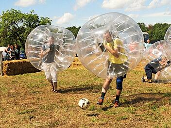 Auch Pfarrer Daniel St&auml;dtler (links) und B&uuml;rgermeister Andreas P&auml;hner machten bei der Gaudi mit. Fotos: Adriane Lochner