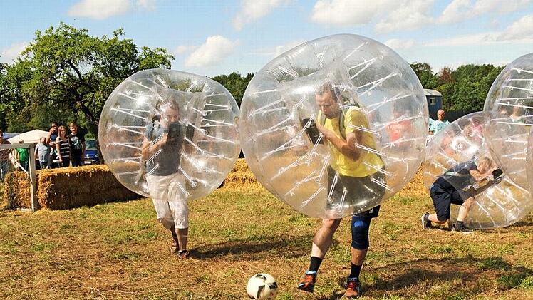Auch Pfarrer Daniel St&auml;dtler (links) und B&uuml;rgermeister Andreas P&auml;hner machten bei der Gaudi mit. Fotos: Adriane Lochner