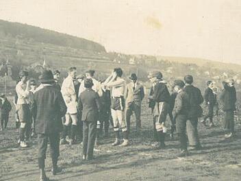 1920 wurd e Fußball auf der Wiese an der Badstraße gespielt. Die erste Fußballmannschaft von 1920. Foto: Archiv 1. FC Bad Brückenau