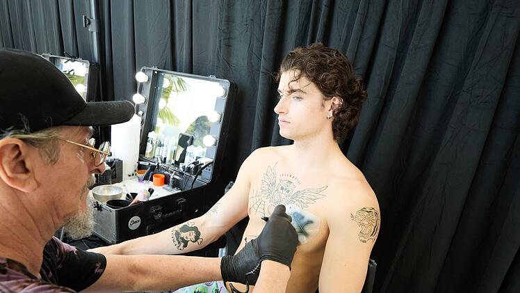 Kevin bekommt ein Airbrush-Tatto fürs Shooting verpasst.