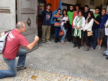 Schweigsame Jugendliche beim Betrachten der Kissinger Stolpersteine, steht doch jeder Stein für einen gestorbenen Juden, der einst hier wohnte. Edwin Metzler erklärte den Gästen den Sinn der Stolpersteine. Fotos: Peter Rauch