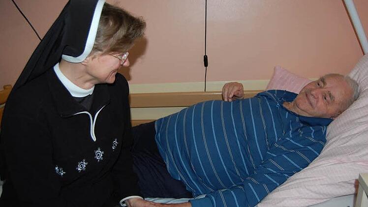 Nach einem Schlaganfall ist der alleinstehende Josip Deveric auf dem Weg der Besserung. Schwester Annemarie macht ihm Mut.