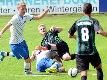 Der FC Herzogenaurach (weiße Trikots) zeigte eine engagierte Leistung und belohnte sich mit dem zweiten Saisonsieg, der vorerst Platz 6 für den Aufsteiger bedeutet. Fotos: herzopress