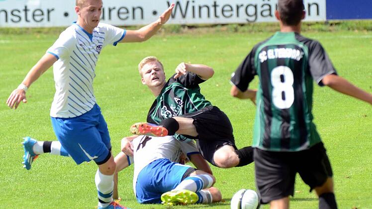 Der FC Herzogenaurach (weiße Trikots) zeigte eine engagierte Leistung und belohnte sich mit dem zweiten Saisonsieg, der vorerst Platz 6 für den Aufsteiger bedeutet. Fotos: herzopress