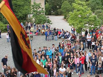 Zu Schulbeginn versammelten sich alle Schüler im Südhof zum Morgenappell. Fotos: Tina Meier