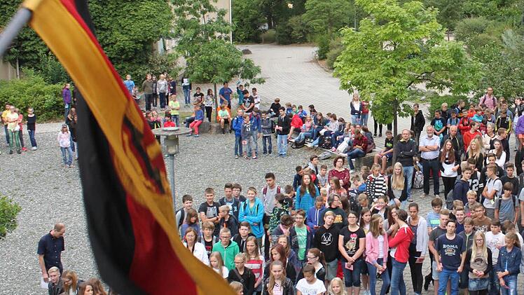 Zu Schulbeginn versammelten sich alle Schüler im Südhof zum Morgenappell. Fotos: Tina Meier