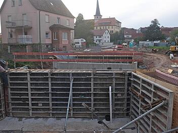 Baustelle Oberthulba: Der Gemeinderat befasste sich nicht nur mit der Thulbabrücke und ihrer Umgebung, sondern er diskutierte auch über den Ausbau der Kissinger Straße, dem die Alleebäume zum Opfer fallen. Foto: Gerd Schaar