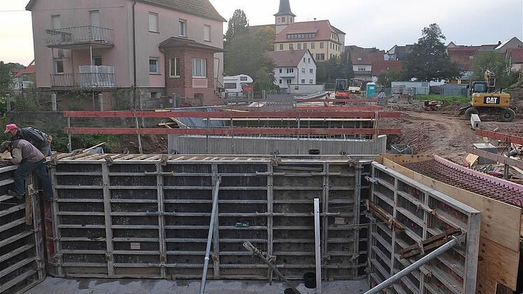 Baustelle Oberthulba: Der Gemeinderat befasste sich nicht nur mit der Thulbabrücke und ihrer Umgebung, sondern er diskutierte auch über den Ausbau der Kissinger Straße, dem die Alleebäume zum Opfer fallen. Foto: Gerd Schaar