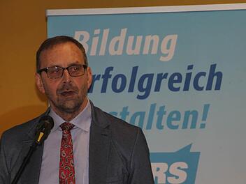 Der neue Ministerialbeauftragte für Realschulen, Realschuldirektor Karlheinz Lamprecht bei seinem Vortrag  Foto: Helmut Will