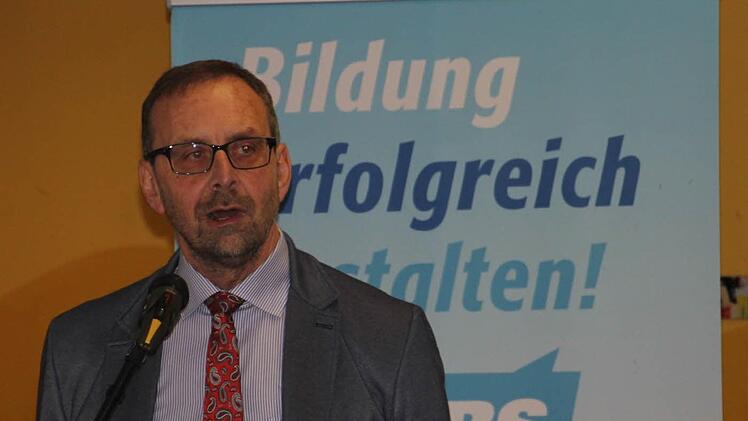 Der neue Ministerialbeauftragte für Realschulen, Realschuldirektor Karlheinz Lamprecht bei seinem Vortrag  Foto: Helmut Will