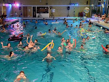 Mit Schwimmnudel, Schwimmringen und Wasserbällen feierten die jungen Leut e eine Poolparty. Foto: Peter Rauch