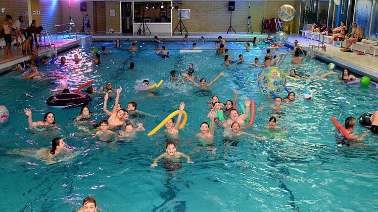 Mit Schwimmnudel, Schwimmringen und Wasserbällen feierten die jungen Leut e eine Poolparty. Foto: Peter Rauch