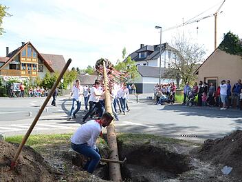 Auch heuer wieder stellten die Kerwasburschen in Etzelskirchen einen Baum auf. Und auch diesmal haben sie wieder einen kreativen Namen für den Baum gefunden. Die Kerwasmadli schauten genau hin, ob beim schweißtreibenden Aufstellen auch alles funktioniert.  Fotos: Larissa Händel
