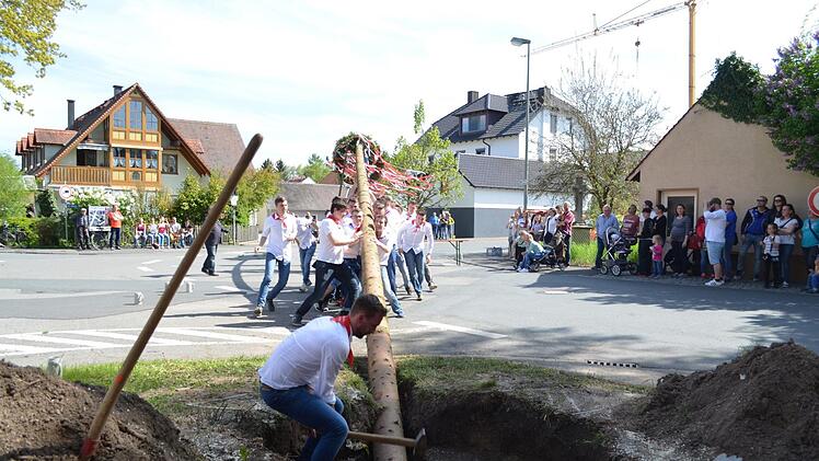 Auch heuer wieder stellten die Kerwasburschen in Etzelskirchen einen Baum auf. Und auch diesmal haben sie wieder einen kreativen Namen für den Baum gefunden. Die Kerwasmadli schauten genau hin, ob beim schweißtreibenden Aufstellen auch alles funktioniert.  Fotos: Larissa Händel