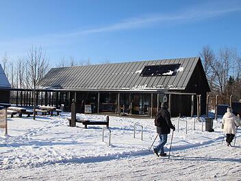 Sonne, blauer Himmel und Schnee locken dieser Tage viele Besucher zum Kiosk am Schwarzen Moor. Foto: Thomas Pfeuffer