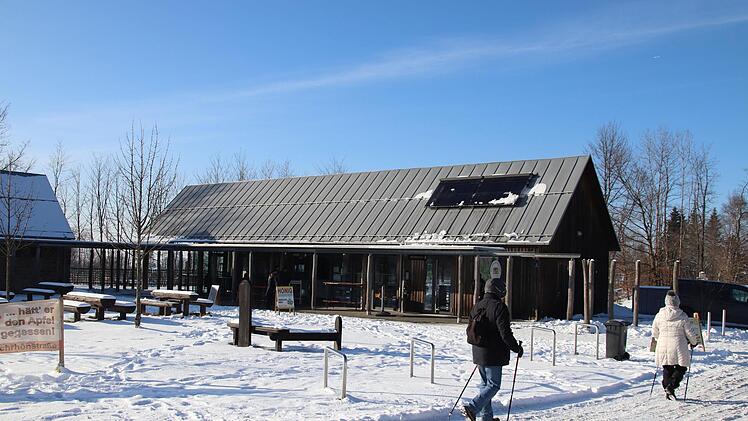 Sonne, blauer Himmel und Schnee locken dieser Tage viele Besucher zum Kiosk am Schwarzen Moor. Foto: Thomas Pfeuffer