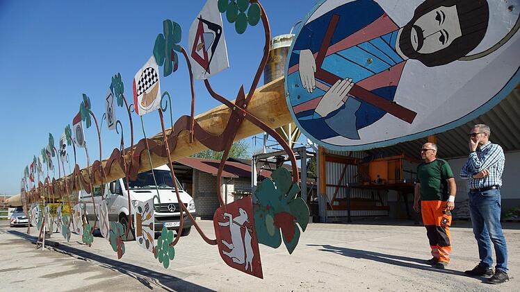 Der Zunftbaum ist im Bauhoflager im Gewerbegebiet Thulbafeld aufgebockt.Foto: Arkadius Guzy