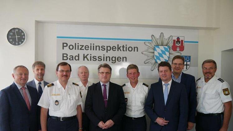 Landrat Thomas Bold, Vize-Amtsgerichts-Direktor Hubertus Petrik, Polizeipr&auml;sident  Gerhard Kallert, Alfons Hausmann (PI Hammelburg),  Minister  Winfried Bausback, Stefan Haschke (PI Bad Kissingen), Sandro Kirchner, Steffen H&ouml;rtler, Herbert Markert (PI  Bad Br&uuml;ckenau) . Foto: Martina Lutz