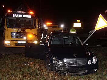 Ein Auto landete in einer Grünfläche.     Foto: Richard Sänger