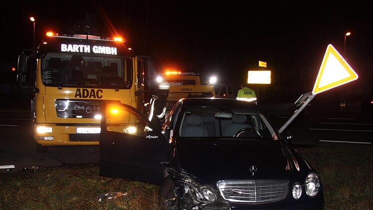 Ein Auto landete in einer Grünfläche.     Foto: Richard Sänger