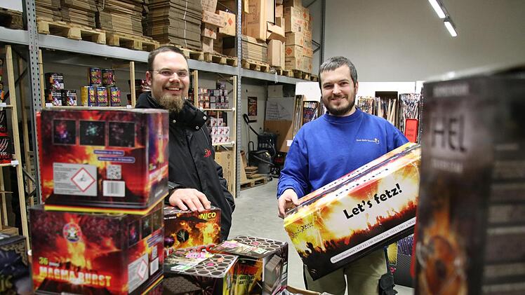 Die beiden "Pyromanen" aus Schlüsselfeld: Heiko Röder: (links) und Max Schütz sind die Gründer und Geschäftsführer von Röder-Feuerwerk. Foto: Sebastian Schanz