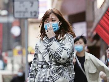In Hongkong tragen viele Passanten Mundschutz. Das Corona-Virus treibt aber auch die Konzerne im Raum Höchstadt um. Foto: Liau Chung-Ren/dpa