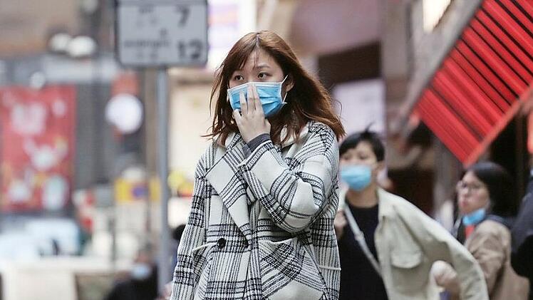 In Hongkong tragen viele Passanten Mundschutz. Das Corona-Virus treibt aber auch die Konzerne im Raum Höchstadt um. Foto: Liau Chung-Ren/dpa