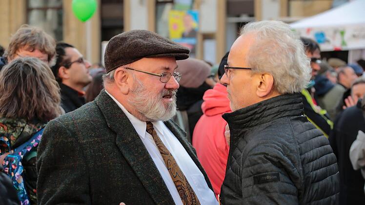 Martin-Arieh Rudolph warb für ein stärkeres Miteinander der Religionen. Hier tauscht er sich mit Dekan Lechner aus (rechts).  Foto: Matthias Hoch