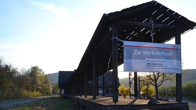 Die Deutsche Bahn hat den Bahnhof in Wildflecken verkauft. Das Bild stamm aus dem Fr&uuml;hjahr 2020, als die Bahn das Geb&auml;ude im Internet anbot. Foto: Johannes Schlereth