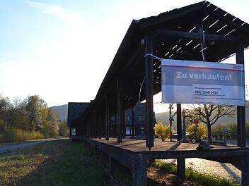 Die Deutsche Bahn hat den Bahnhof in Wildflecken verkauft. Das Bild stamm aus dem Frühjahr 2020, als die Bahn das Gebäude im Internet anbot. Foto: Johannes Schlereth