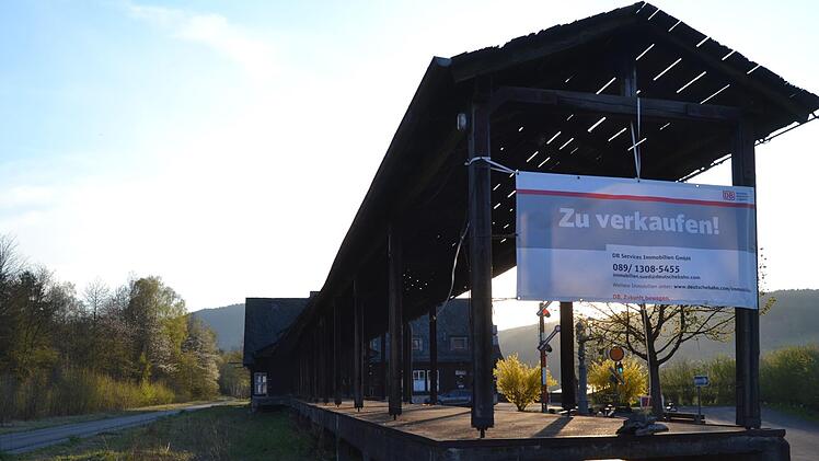 Die Deutsche Bahn hat den Bahnhof in Wildflecken verkauft. Das Bild stamm aus dem Frühjahr 2020, als die Bahn das Gebäude im Internet anbot. Foto: Johannes Schlereth