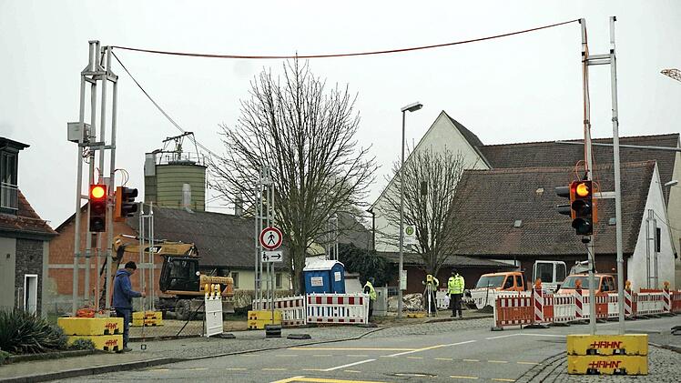 Die Bushaltestelle in der Ortsmitte von Falkendorf (in Richtung Herzogenaurach) wird erneuert. Foto: R. Sänger